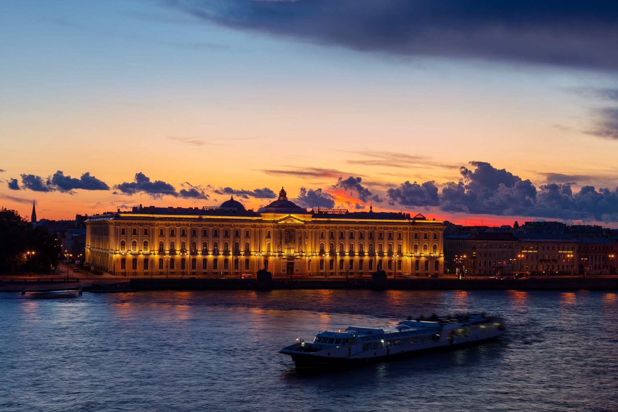 Петербург расположен на реке неве. Набережная Невы в Санкт-Петербурге. Город Санкт Петербург город на Неве.