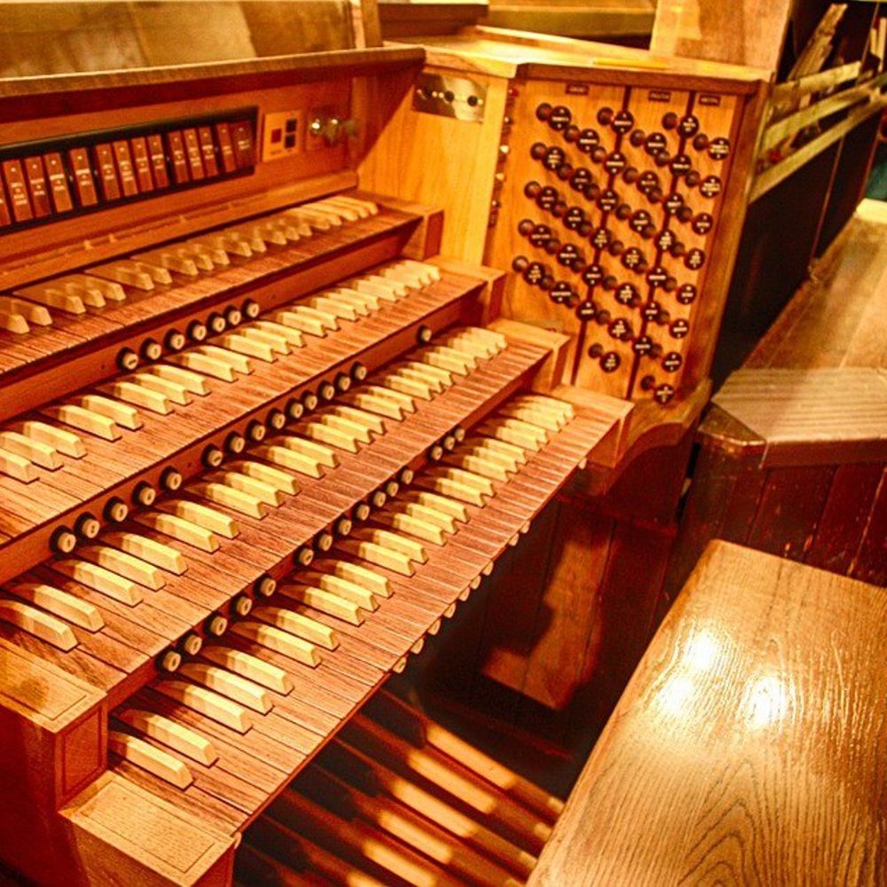 Бах органная музыка лучшее. Музыкальный инструмент Иоганна Баха. Орган инструмент. Орган музыкальный. Орган клавиши.