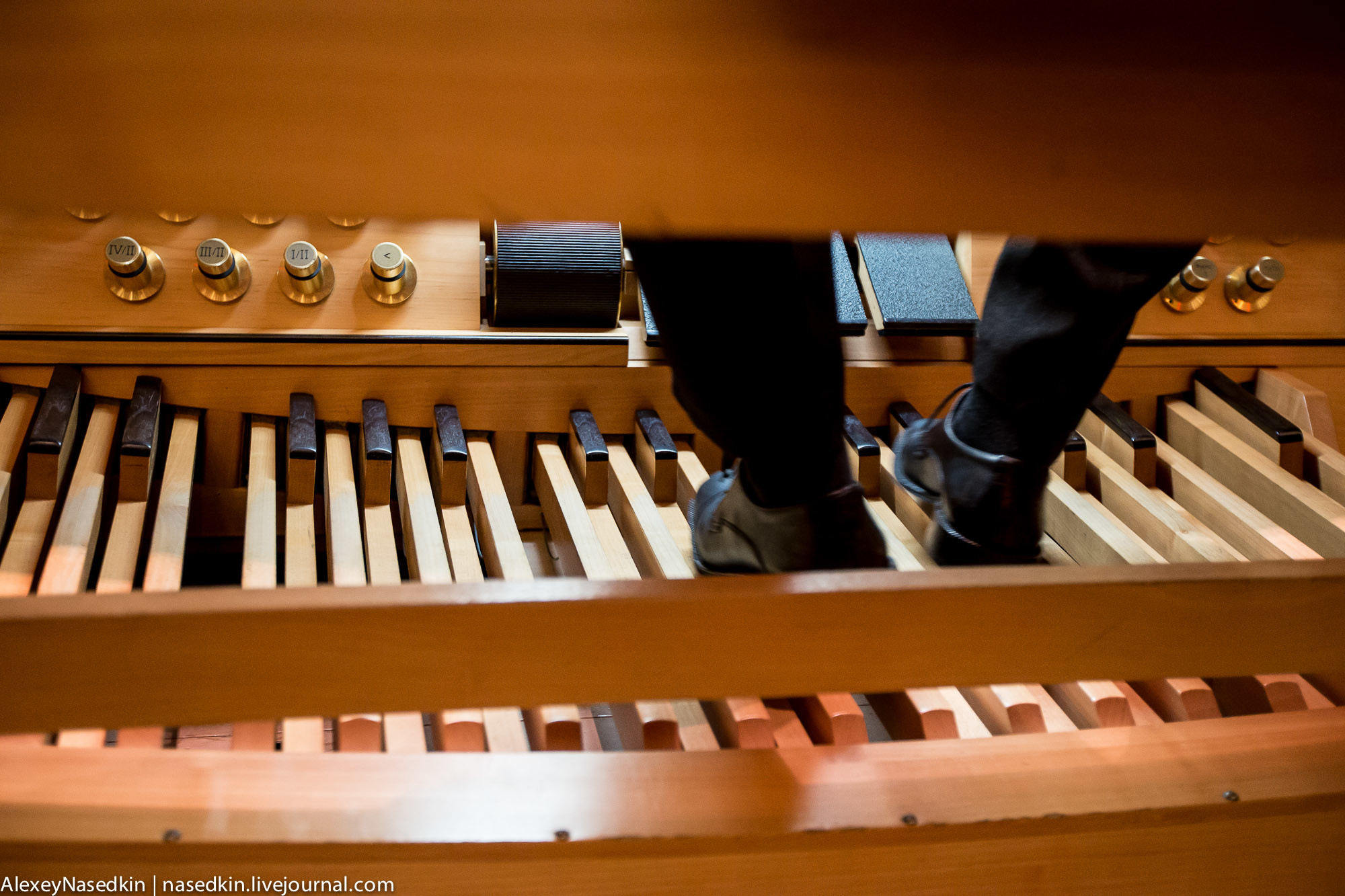 Высокий инструмент высокого регистра. Педальная клавиатура органа. Ножная клавиатура органа. Пелальная клавиатура орган. Орган музыкальный инструмент.