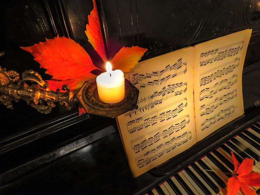 Свечи горели прошлую ночь песня. Вечная память музыканту. Память ушедшим музыкантам. Память о композиторе. Рояль и свечи.