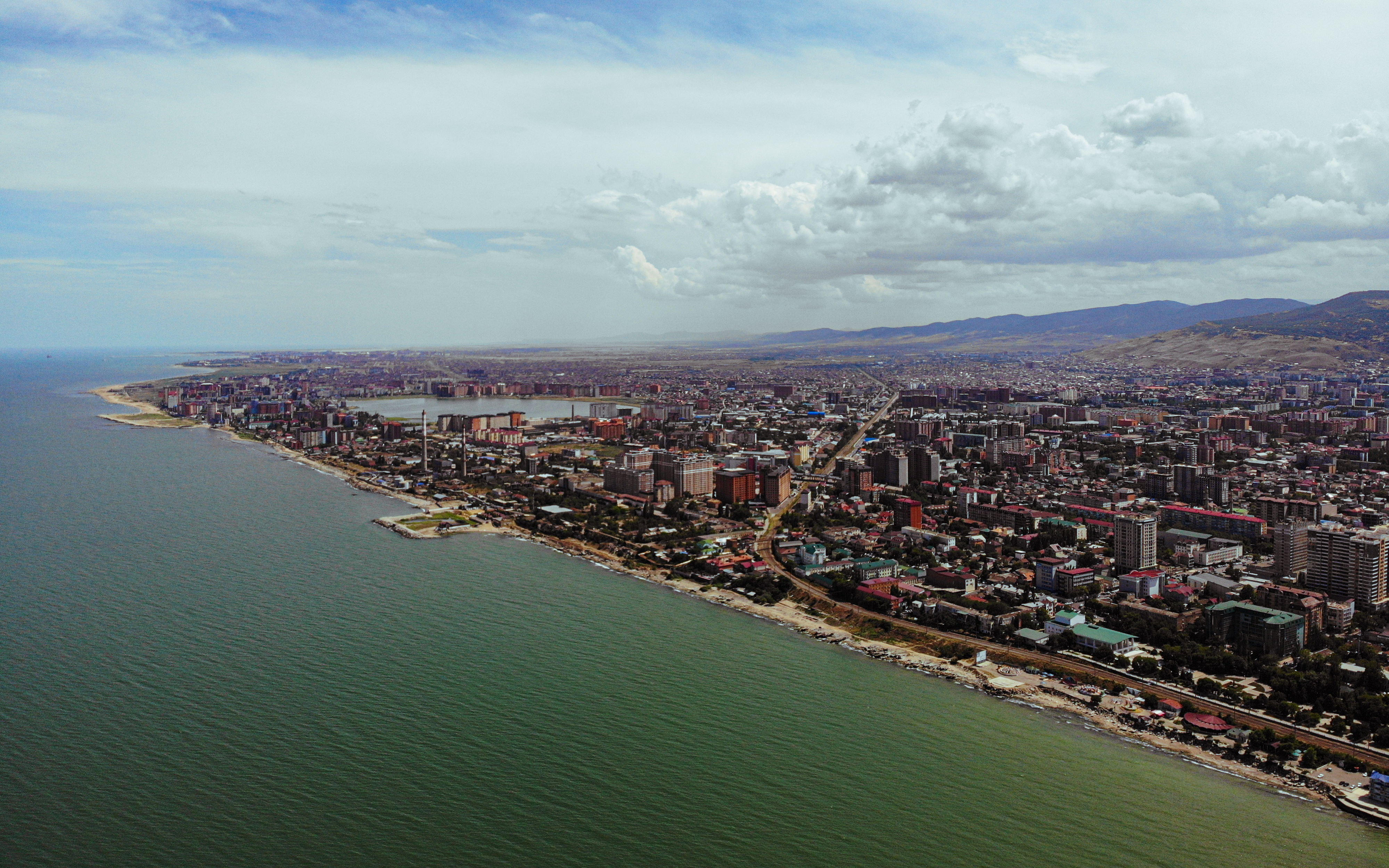 Фото махачкала лета. Махачкала Южный. Махачкала море фото. Дагестан побережье Каспийского моря. Берег Каспия в Дагестане.