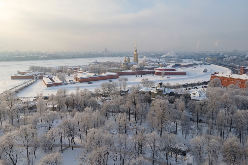 Заяц на скамейке в петропавловской крепости