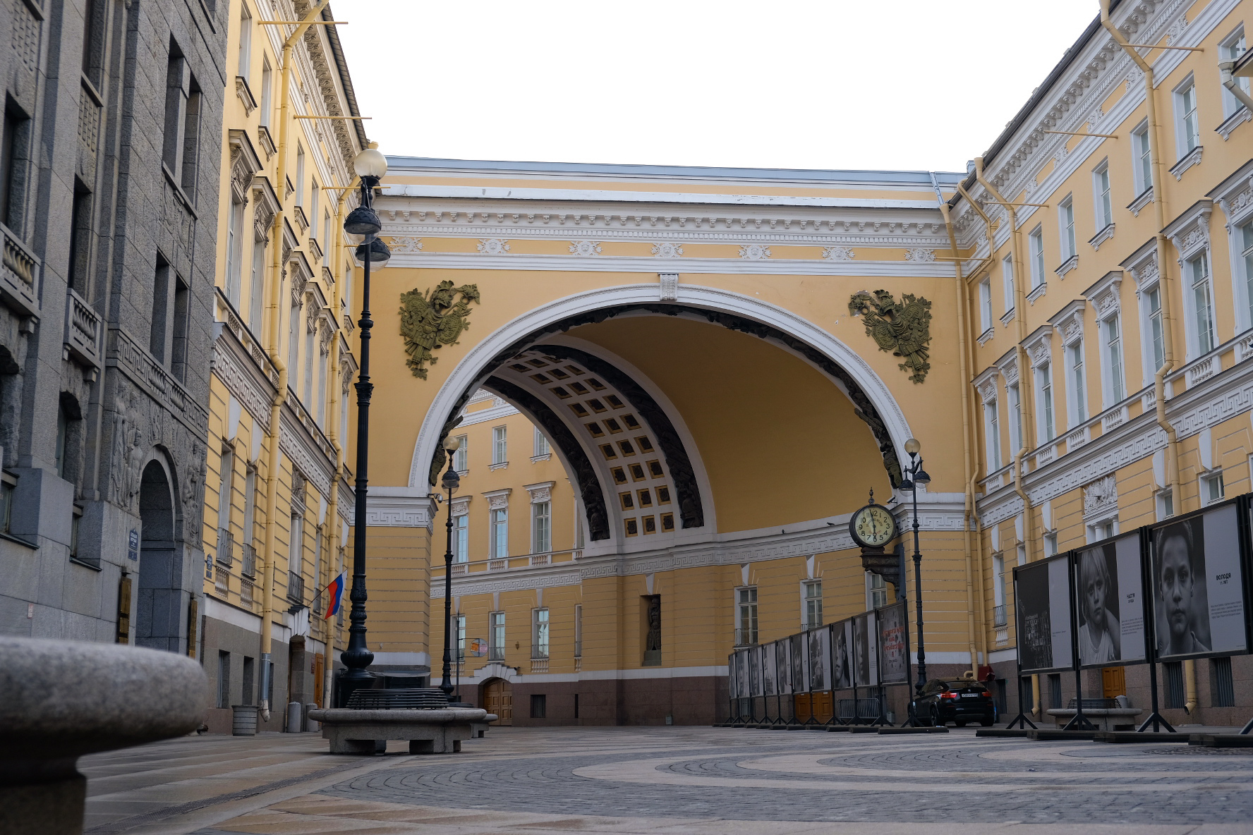 Горбилет санкт петербург. Питер экскурсии. Площадь Санкт-Петербурга. Арка дома в Питере. Большой морской улице. 26.