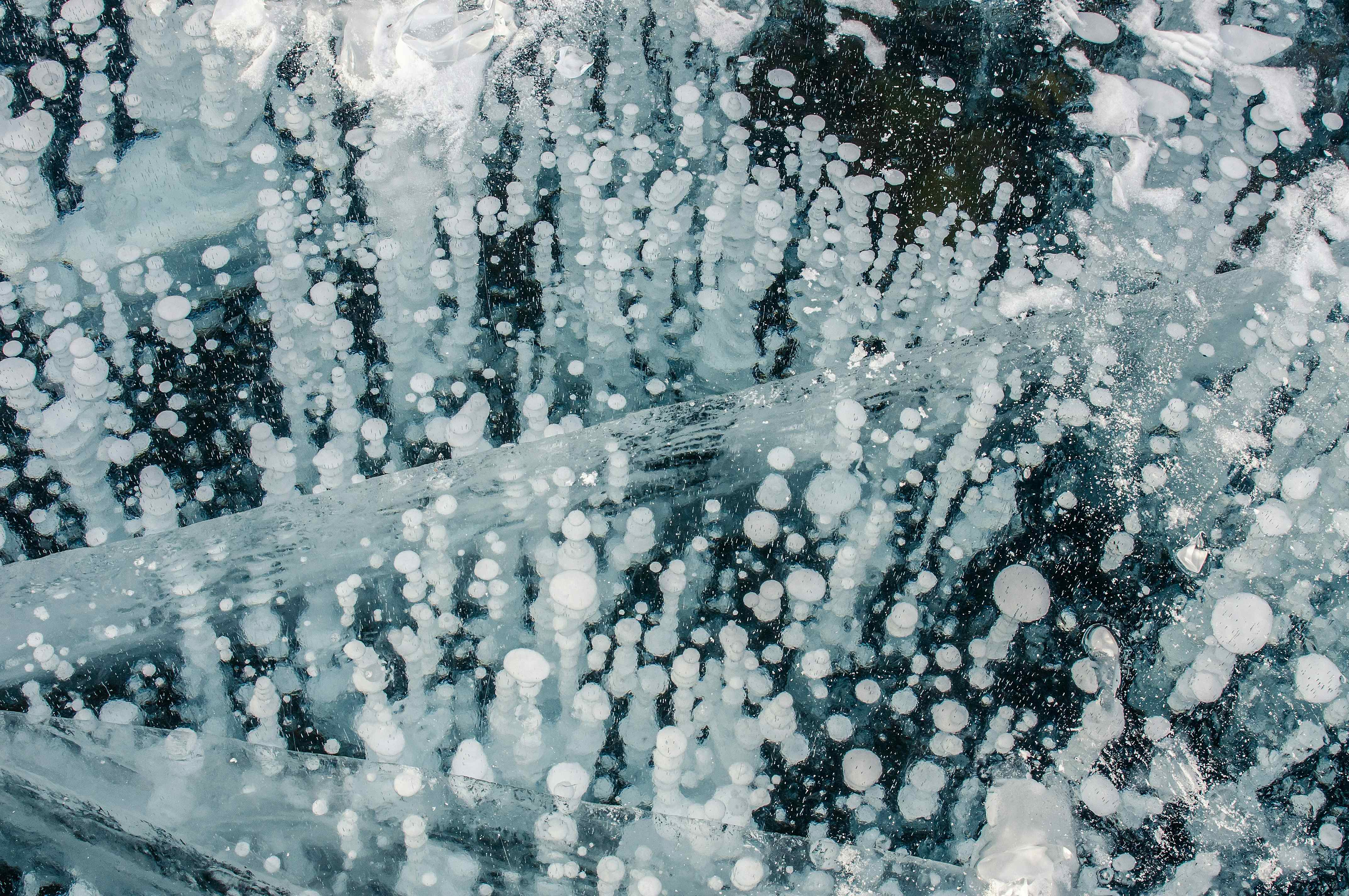 Пузырьки во льду на Байкале