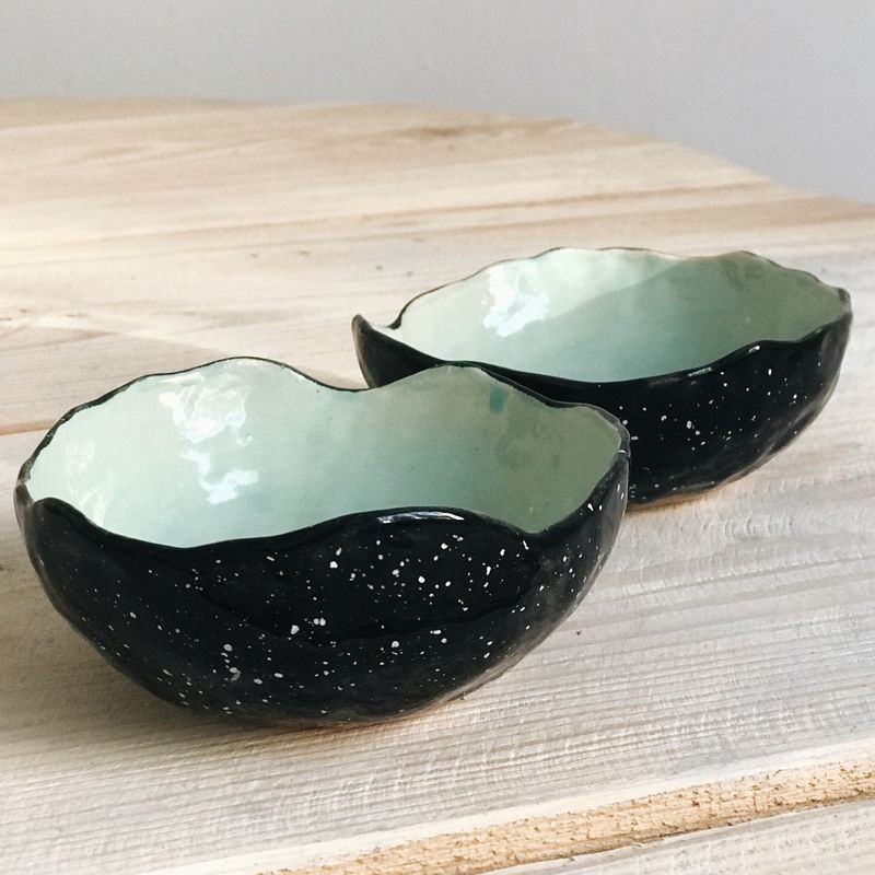 глазурь для керамики. керамическая глазурь. керамическая тарелка. керамическая глазурь. керамическая посуда с глазурью.