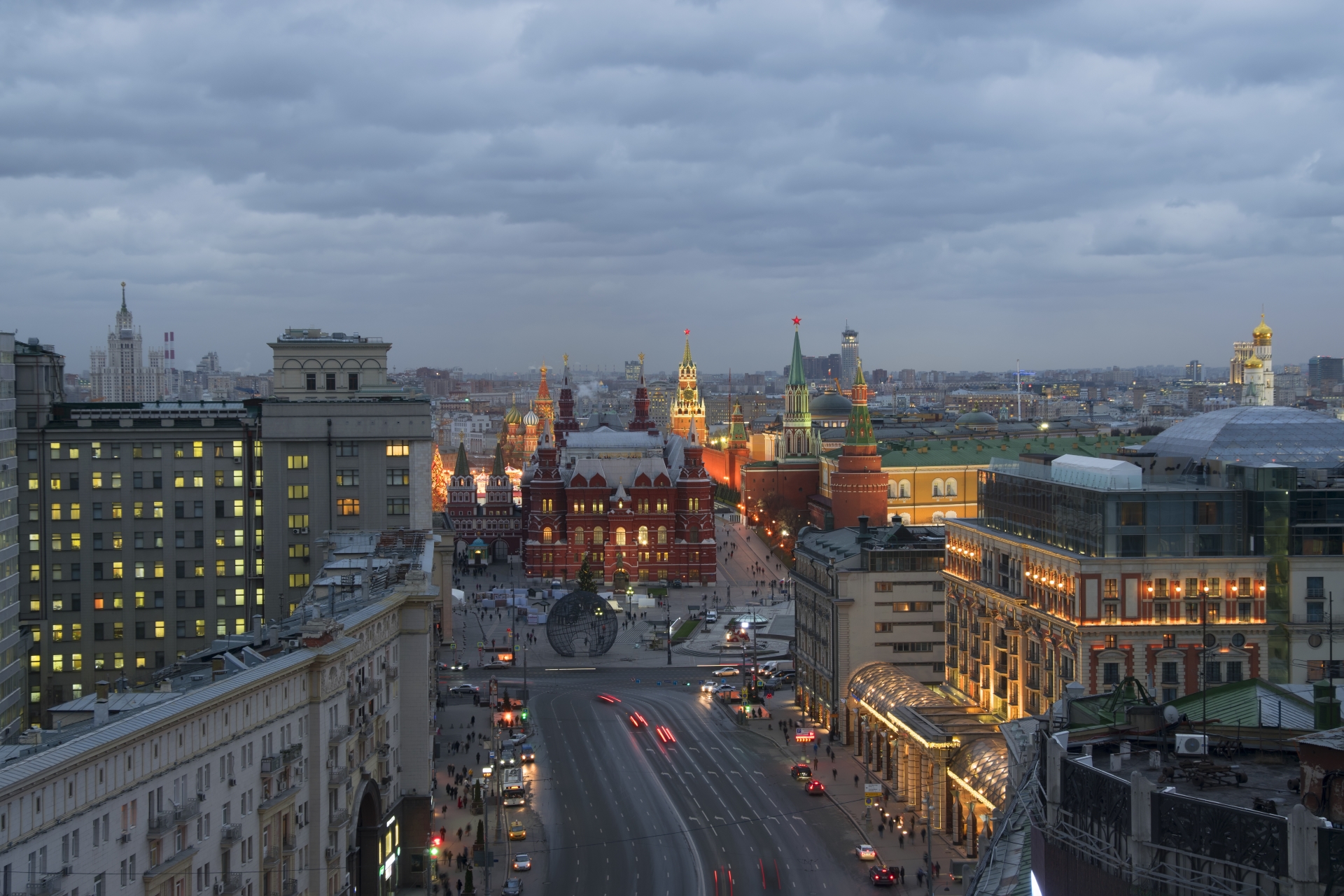 Тысячи москва. Вид на Кремль с Тверской улицы. Тверская улица красная площадь. Вид на Манежную площадь с Тверской. Тверская улица в сторону Кремля.