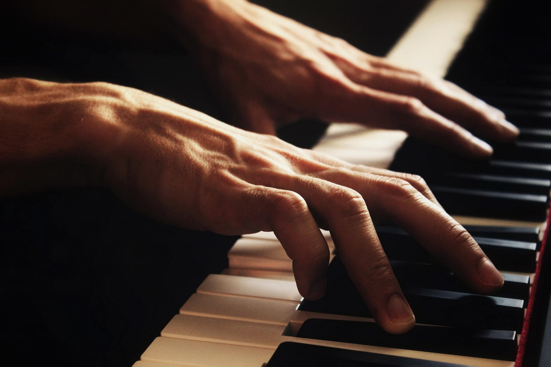Игра музыка руками. Конкурс пианистов имени Рахманинова 2022. Руки пианиста. Пальцы на фортепиано. Пальцы пианиста.