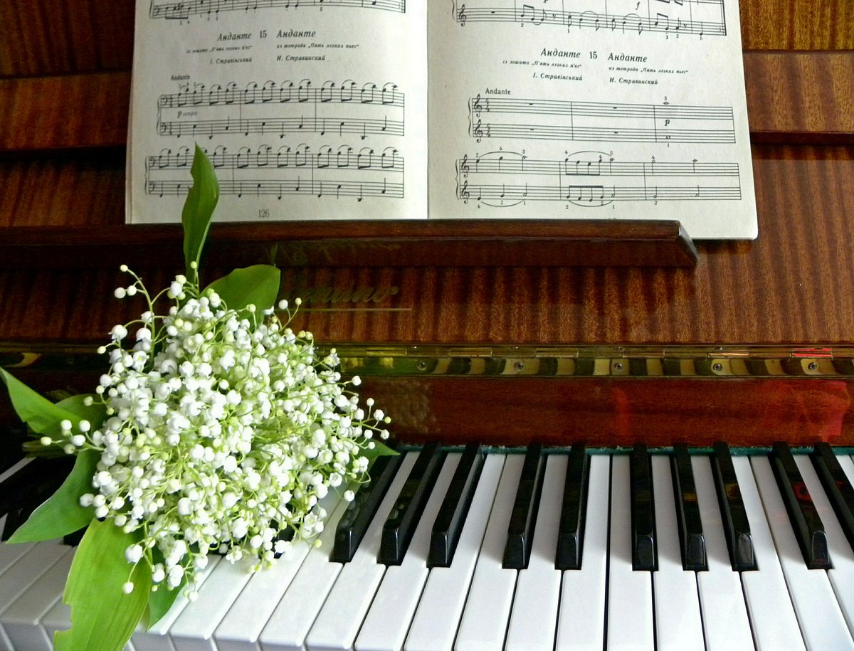 День весенней музыки. Ноты и цветы. Музыкальный букет. Цветы для музыканта. Цветы на рояле.